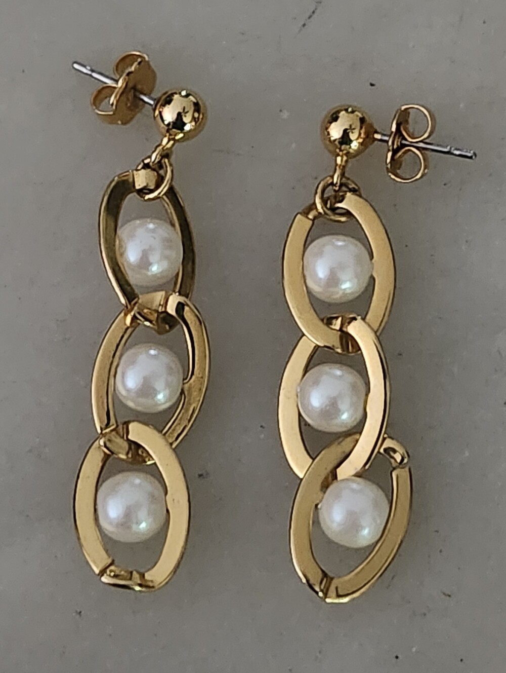 Avon Interlocking Oval Gold Tone Chain Links Faux Pearl Dangle Drop Earrings